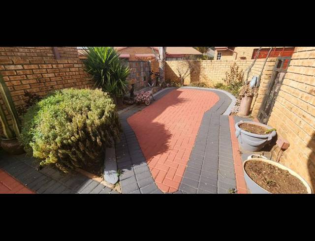 2 BEDROOM TOWNHOUSE FOR SALE IN EIKE PARK